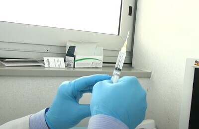 Проведение кодирования Вивитролом в Сарове Шприц с Вивитролом в руках у врача